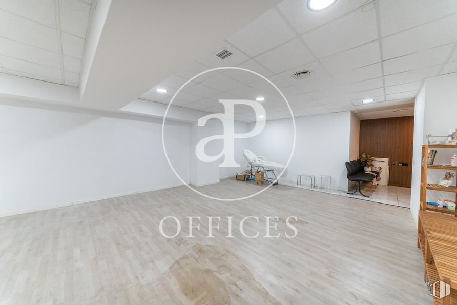 Oficina en venta en Paseo Castellana, Tetuán, Madrid, 28046 con silla, alumbrado, edificio, madera, estante, diseño de interiores, ebanistería, gris, pavimentos y pasillo alrededor