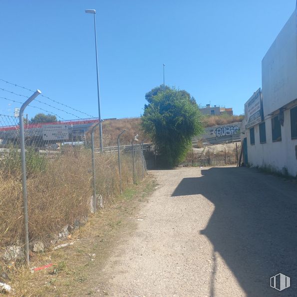 Nave en venta en Zona industrial, Fuenlabrada, Madrid, 28944 con planta, cielo, ventana, luz de la calle, superficie de la carretera, asfalto, lote de terreno, pendiente, árbol y vía pública alrededor