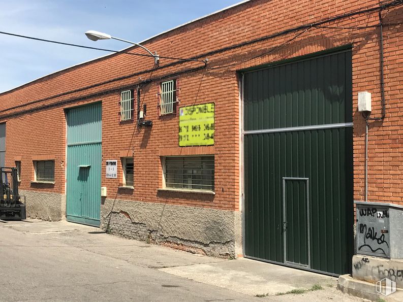 Industrial for sale at Calle Haya, 3, Arganda del Rey, Madrid, 28500 with door, window, property, sky, fixture, infrastructure, brickwork, wood, road surface and brick around