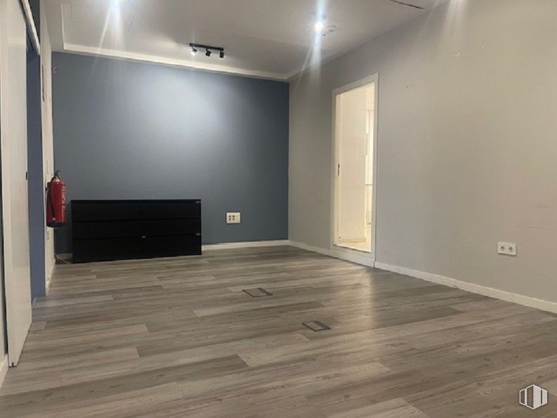 Retail for rent at Calle Bravo Murillo, 21, Chamberí, Madrid, 28015 with door, flooring, floor, wood flooring, wood, laminate flooring, ceiling, interior design, room and hardwood around