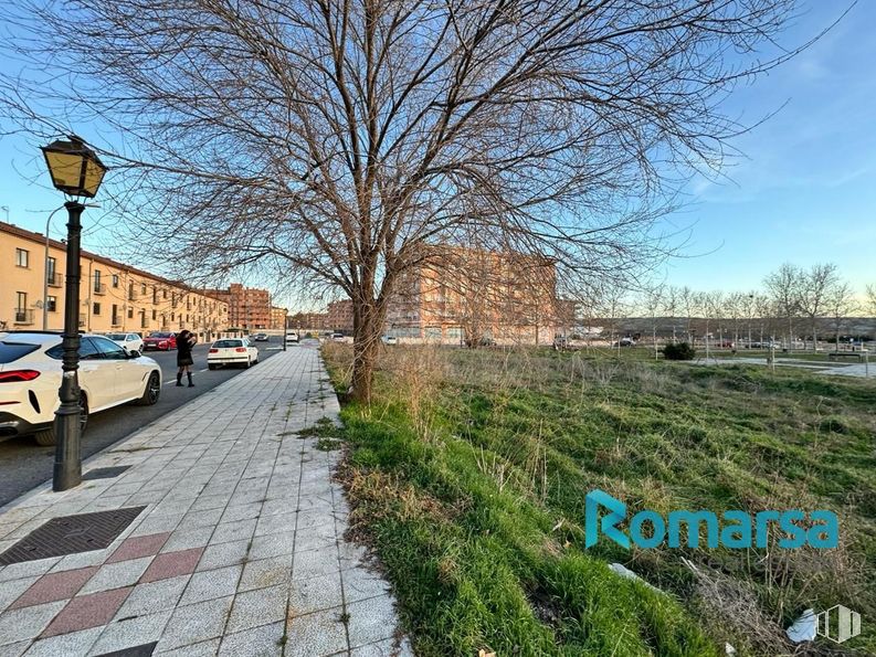 Land for sale at Urbanización Santo Tomé, Ávila, 05003 with building, car, sky, plant, street light, leaf, tree, branch, vehicle and road surface around