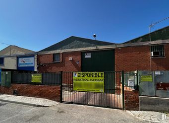 Industrial for rent at Calle Olivo, 13, Arganda del Rey, Madrid, 28500 with window, building, sky, fixture, brick, residential area, real estate, brickwork, facade and city around