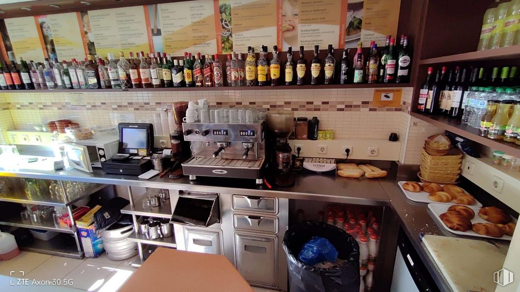 Local en venta en Avenida Peseta, Carabanchel, Madrid, 28054 con comida, ebanistería, barware, encimera, electrodoméstico, edificio, estantería, estufa de gas, estante y mesa alrededor