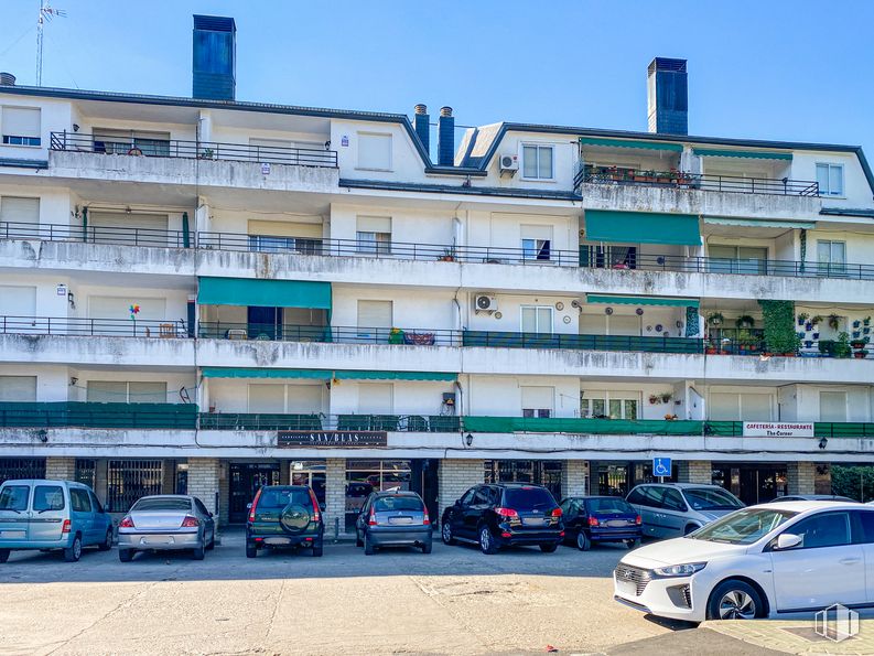 Local en alquiler en Avenida Nicasio Hernández Redondo, 4, Pelayos de la Presa, Madrid, 28696 con coche, edificio, neumático, vehículo terrestre, rueda, cielo, luz de estacionamiento automotriz, vehículo, azul y ventana alrededor