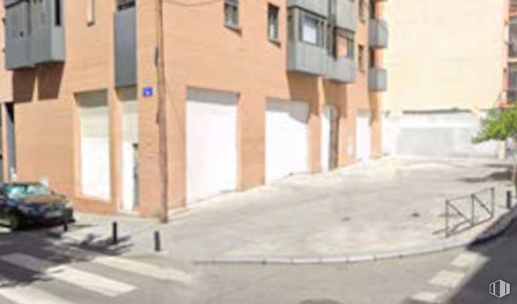 Local en alquiler en Calle Capitán Blanco Argibay, Tetuán, Madrid, 28029 con coche, edificio, ventana, vehículo, superficie de carretera, asfalto, madera, diseño urbano, condominio y planta alrededor