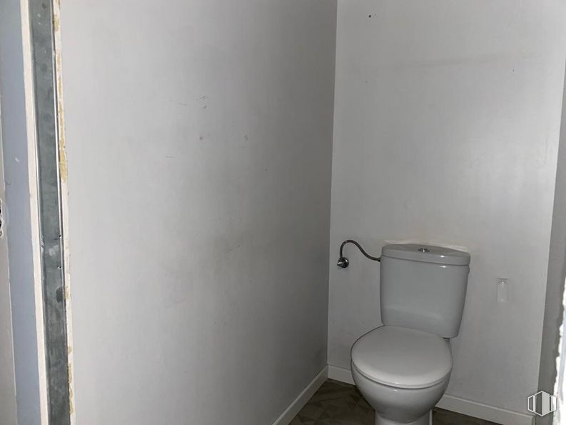 Retail for sale at Calle Madrid, Leganés, Madrid, 28911 with toilet, toilet seat, bathroom, fixture, plumbing fixture, plumbing, composite material, bathroom accessory, building and ceramic around