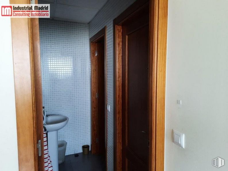 Nave en venta en Polígono Industrial Gestesa, Loeches, Madrid, 28890 con fregadero, edificio, accesorio, madera, puerta, accesorio de fontanería, baño, piso, pared y puerta de casa alrededor