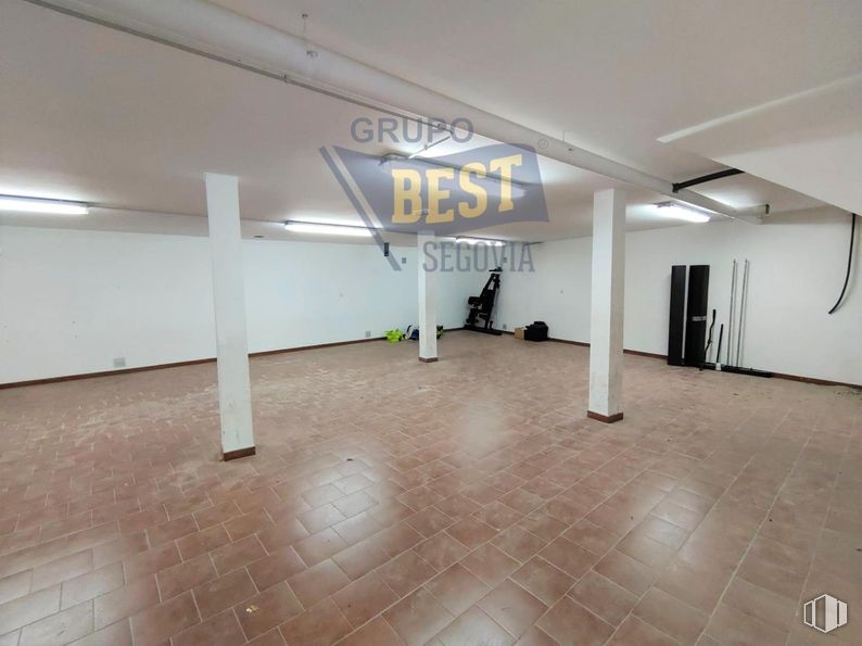 Retail for sale & for rent at Zona centro San Cristóbal, San Cristóbal de Segovia, Segovia, 40197 with fixture, interior design, hall, flooring, floor, tile flooring, ceiling, event, composite material and cleanliness around