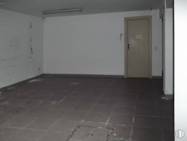 Retail for sale at Calle Alondra, Carabanchel, Madrid, 28025 with door, property, fixture, flooring, floor, wood, composite material, building material, tile flooring and building around