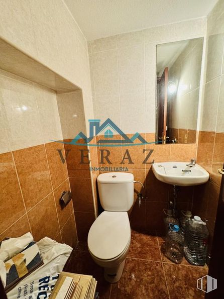 Retail for sale at Calle Victor Benito Zalduondo, Talavera de la Reina, Toledo, 45600 with toilet, sink, property, mirror, bathroom sink, bathroom, plumbing fixture, wood, interior design and floor around