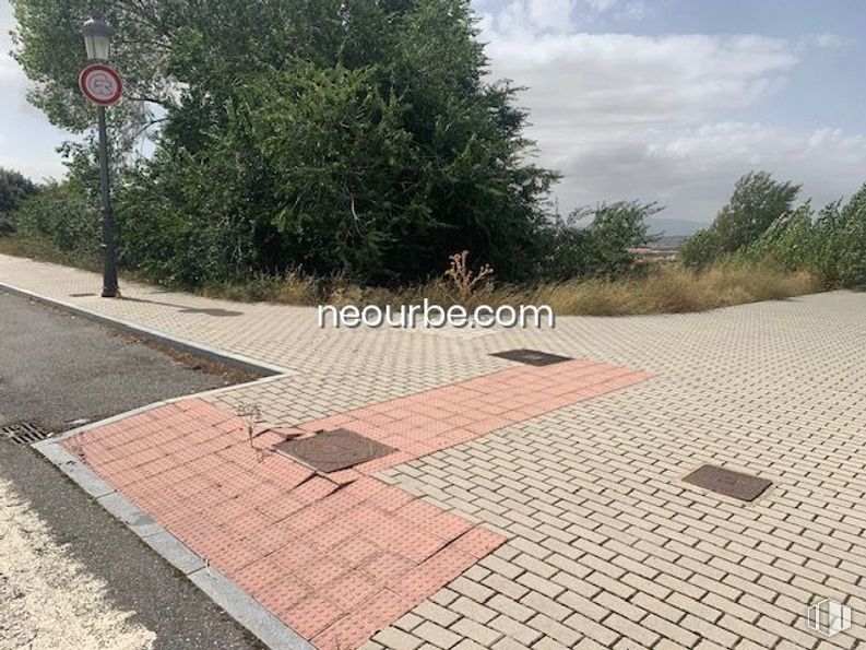 Land for sale at Calle Albacete, Ávila, 05004 with traffic sign, plant, cloud, sky, road surface, asphalt, tree, land lot, flooring and grass around