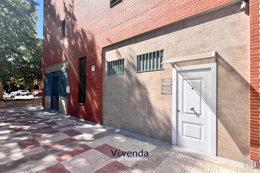 Local en venta en Zona ayuntamiento, Humanes de Madrid, Madrid, 28970 con puerta, ventana, propiedad, madera, superficie de la carretera, árbol, accesorio, ladrillo, asfalto y albañilería alrededor