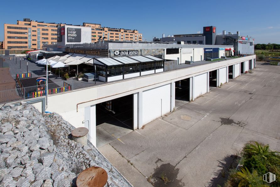 Retail for rent at Centro Comercial Montecarmelo, Calle Monasterio de Arlanza, 20, Fuencarral - El Pardo, Madrid, 28034 with building, sky, plant, urban design, asphalt, residential area, house, composite material, road surface and facade around