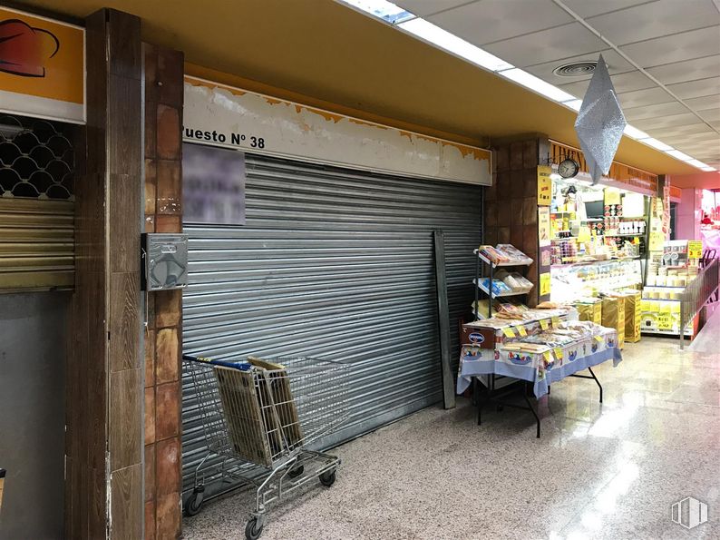 Local en alquiler en Calle Constitución, 39, Alcobendas, Madrid, 28100 con estante, edificio, venta al por menor, estantería, servicio, tienda, puerta, carro, comercio y habitación alrededor