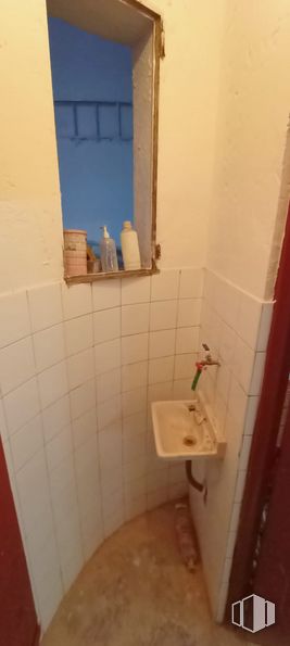 Local en venta en Calle Parador del Sol, Carabanchel, Madrid, 28019 con marrón, propiedad, cuarto de baño, azul, accesorio, morado, fluido, suelo, accesorios de fontanería y propiedad material alrededor