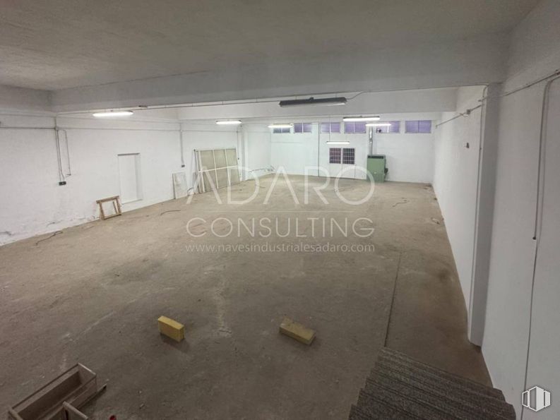 Industrial for rent at Calle Gamonal, Villa de Vallecas, Madrid, 28031 with light fixture, flooring, floor, ceiling, hall, parking, parking lot and fluorescent lamp around