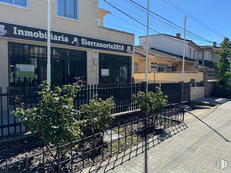 Retail for sale at Avenida Madrid, Buitrago del Lozoya, Madrid, 28730 with window, plant, sky, building, fence, urban design, shade, neighbourhood, residential area and tree around