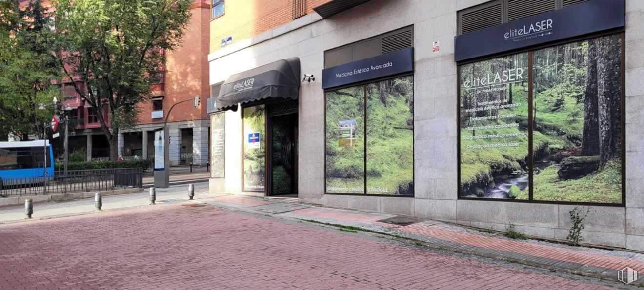 Local en venta en Paseo Acacias, Arganzuela, Madrid, 28005 con edificio, autobús, planta, accesorio, ventana, superficie de la carretera, árbol, fachada, edificio comercial y ciudad alrededor