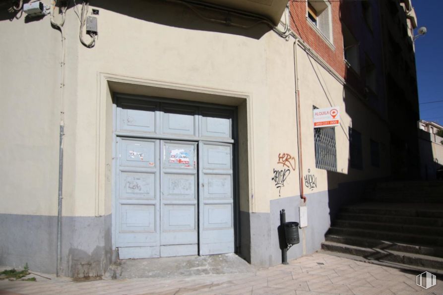 Local en venta en Zona Reyes Católicos, Cuenca, 16003 con puerta, edificio, planta, accesorio, fachada, gas, casa, hormigón, ventana y madera alrededor