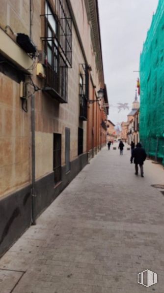 Retail for rent at Calle Escritorios, Alcalá de Henares, Madrid, 28801 with person, building, clothing, window, sky, road surface, infrastructure, road, facade and alley around