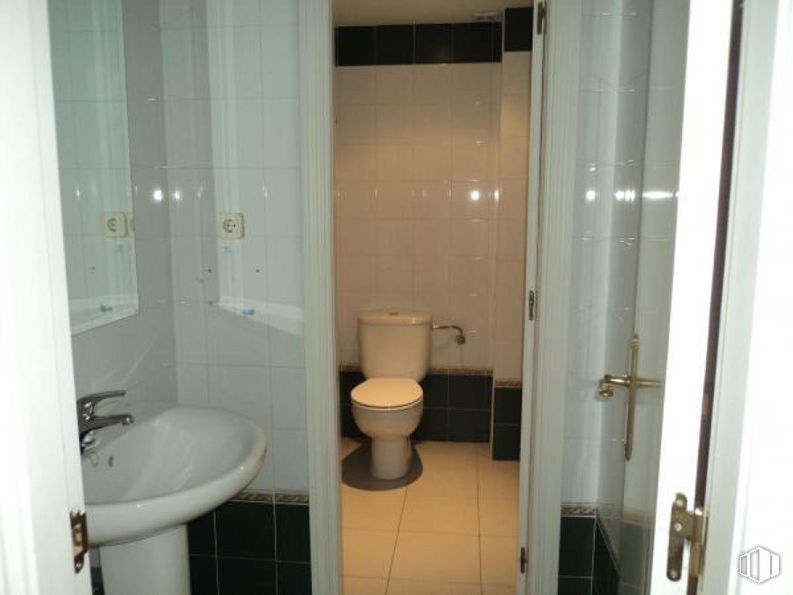 Office for rent at Calle Conde de Vilches, Salamanca, Madrid, 28028 with toilet, sink, toilet seat, bathroom, plumbing fixture, bathroom sink, wall, flooring, floor and tap around