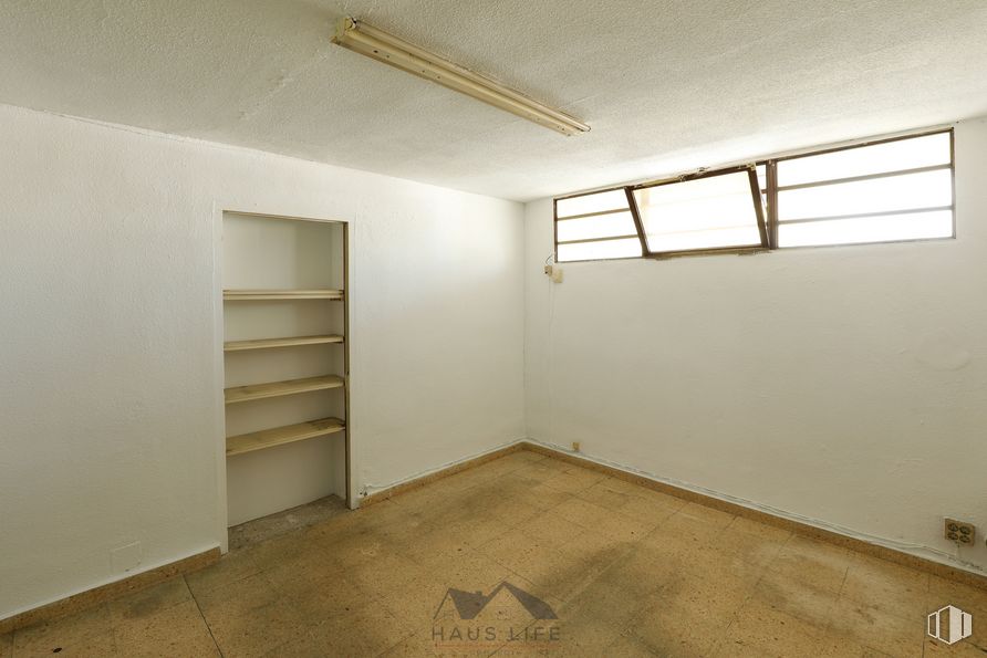 Nave en venta en Polígono La Yegua, Torrejón de Ardoz, Madrid, 28850 con estantería, ventana, accesorio, edificio, madera, alumbrado, diseño de interiores, piso, pavimento y sombra alrededor