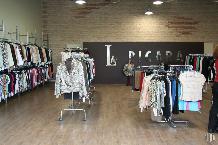 Nave en alquiler y venta en Calle Industrias, 71, Alcorcón, Madrid, 28923 con ropa de calle, pantalones, ropa, zapato, estante, maletas y bolsos, percha, bolsa, diseño automotriz y zapatillas alrededor