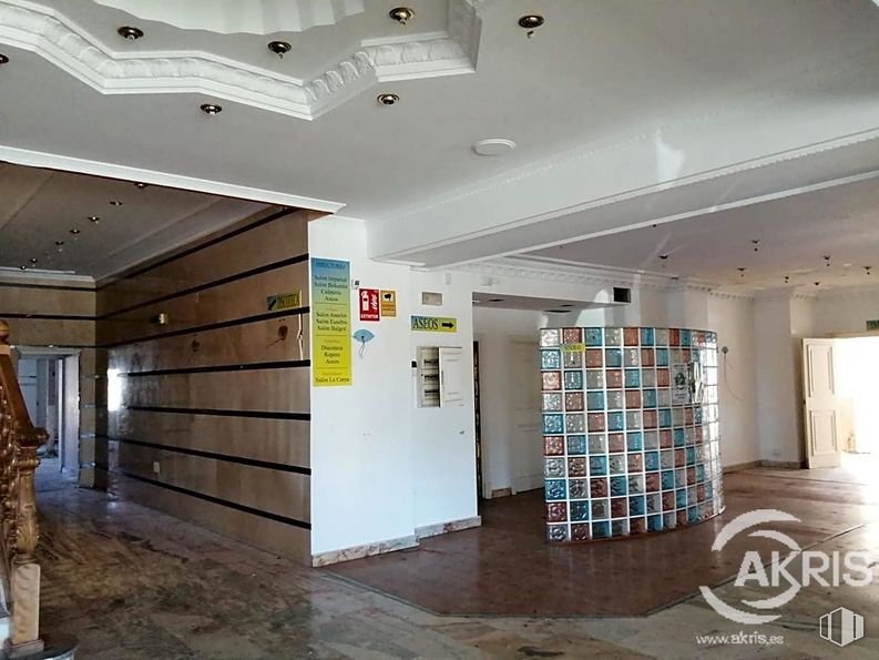 Retail for sale at Avenida de Europa, Griñón, Madrid, 28971 with property, interior design, flooring, floor, line, fixture, ceiling, real estate, hall and wood around