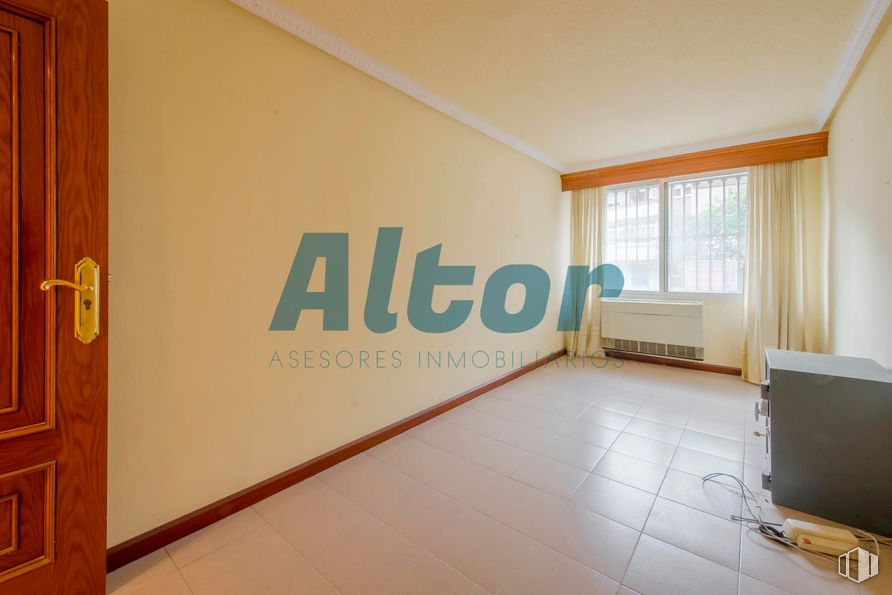 Local en venta en Calle de Alejandro Rodríguez, Tetuán, Madrid, 28039 con ventana, puerta, apartamento y iluminación natural alrededor