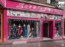 Retail for sale at Calle Bravo Murillo, 154, Tetuán, Madrid, 28020 with clothing, building, facade, retail, city, magenta, door, shopping, street and event around