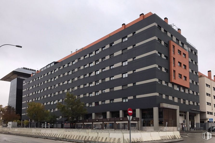 Retail for rent at Calle Mezquite, Arganzuela, Madrid, 28045 with building, sky, window, street light, tree, lighting, urban design, tower block, condominium and residential area around