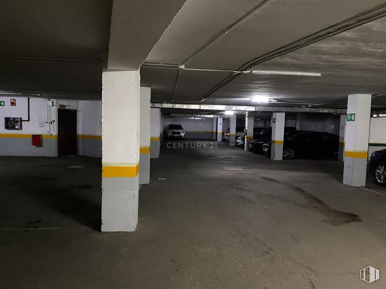 Oficina en alquiler y venta en Edificio Ecu, Calle Pollensa, 6, Las Rozas de Madrid, Madrid, 28230 con rueda, neumático, luz de estacionamiento, asfalto, gas, aparcamiento, vehículo, edificio, carretera y suelos alrededor