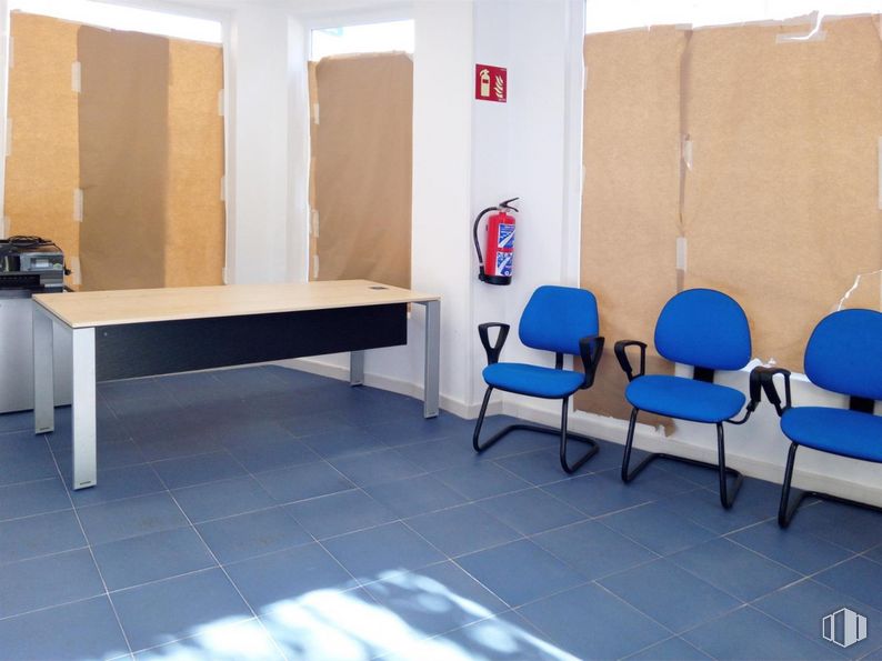 Retail for rent at Centro urbano, Colmenar Viejo, Madrid, 28770 with chair, table, furniture, comfort, interior design, floor, wood, flooring, house and shade around