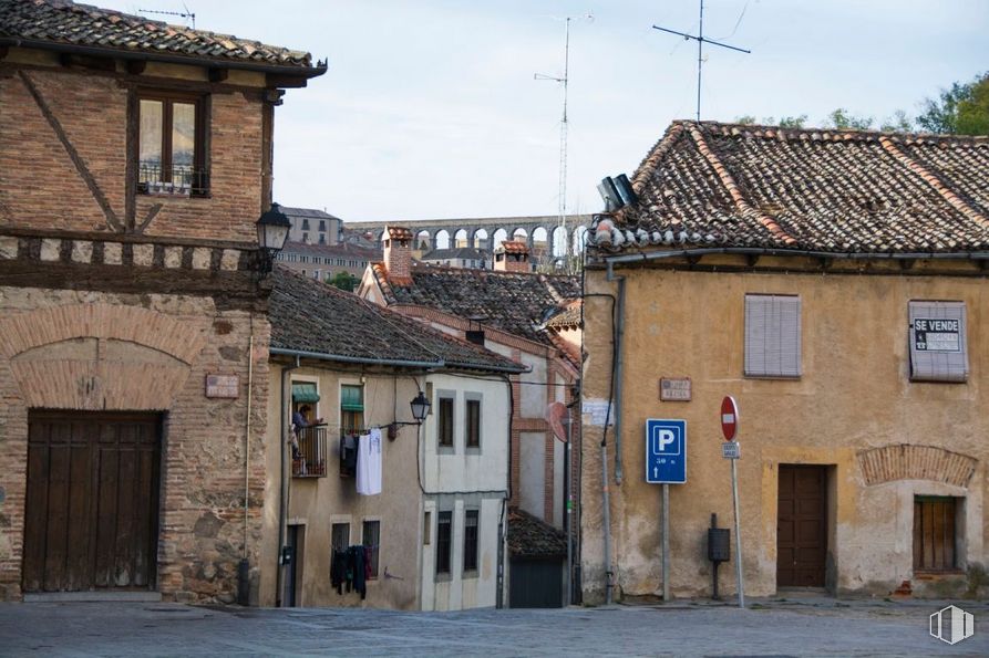 Land for sale at Calle San Gabriel, Segovia, 40003 with window, door, building, sky, infrastructure, wood, cloud, neighbourhood, fixture and road surface around