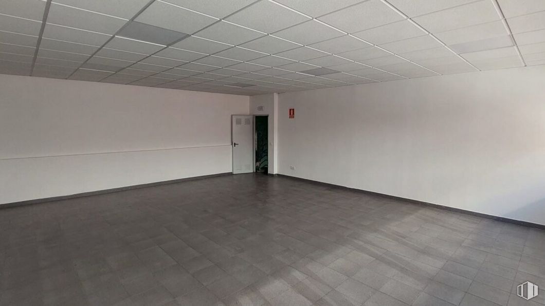 Nave en alquiler en Calle Laguna del Marquesado, Villaverde, Madrid, 28021 con puerta, hall, suelos, suelo, accesorio, material compuesto, techo, simetría, madera y hormigón alrededor