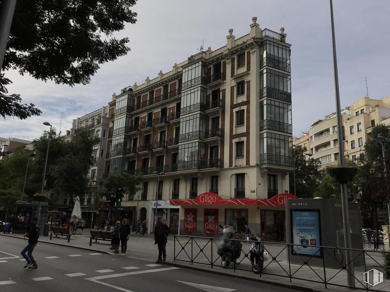 Local en alquiler en Calle Fuencarral, 149, Chamberí, Madrid, 28010 con persona, edificio, cielo, nube, ventana, árbol, diseño urbano, casa, superficie de la carretera y vía pública alrededor