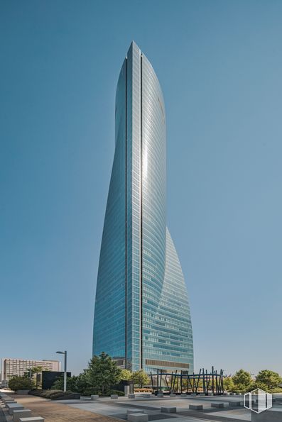 Office for rent at Torre Emperador, Paseo Castellana, 259 D , Fuencarral - El Pardo, Madrid, 28046 with building, sky, skyscraper, plant, tower, tower block, condominium, urban design, cityscape and tree around