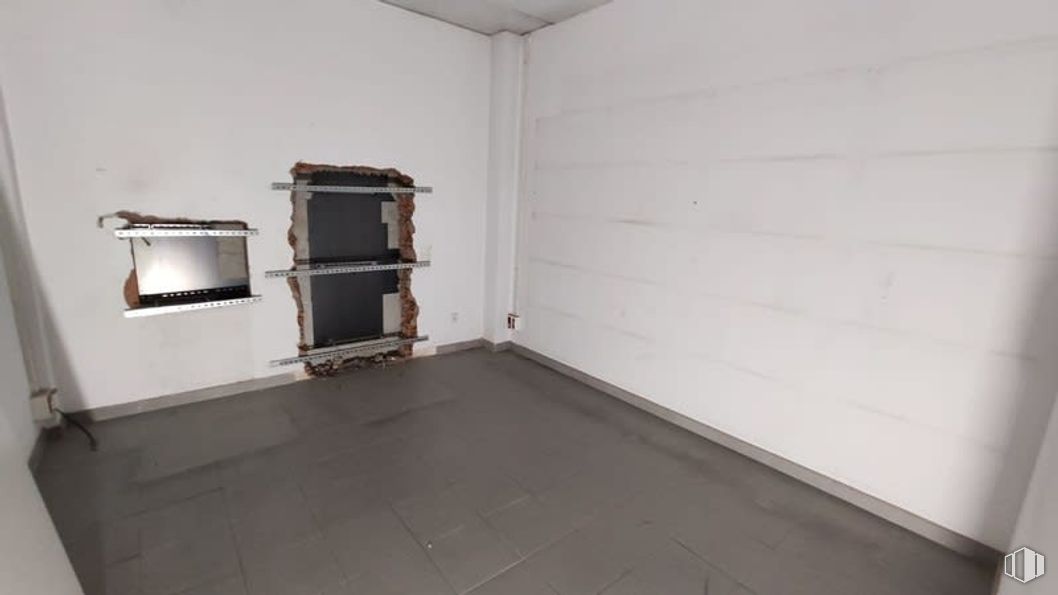 Retail for sale at Calle Carranque, Fuenlabrada, Madrid, 28944 with flooring, floor, grey, building material, wood stain, hardwood, paint, tile flooring, plaster and plywood around