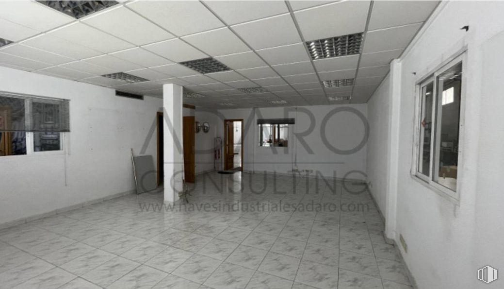 Industrial for sale at Calle Urano, Móstoles, Madrid, 28936 with window, flooring, floor, ceiling, hall, building material, tile flooring, daylighting, loft and tile around