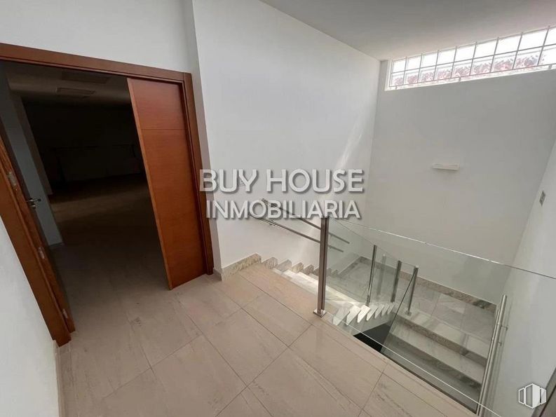 Oficina en alquiler en Zona centro, Illescas, Toledo, 45200 con ventana, armario, propiedad, accesorio, suelo de baldosas, suelos, pared, material compuesto, madera y techo alrededor