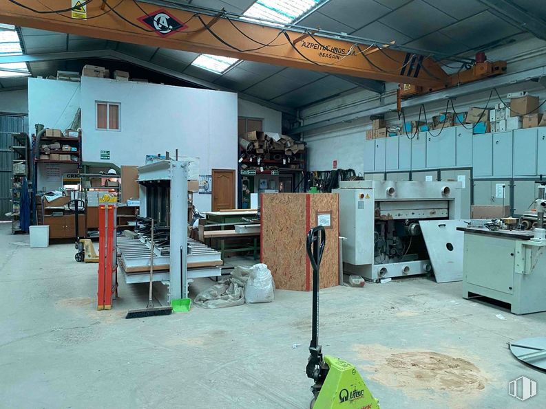 Industrial for rent at Zona empresarial, San Fernando de Henares, Madrid, 28830 with floor, building, flooring, gas, engineering, machine, wood, toolroom, industry and machine tool around