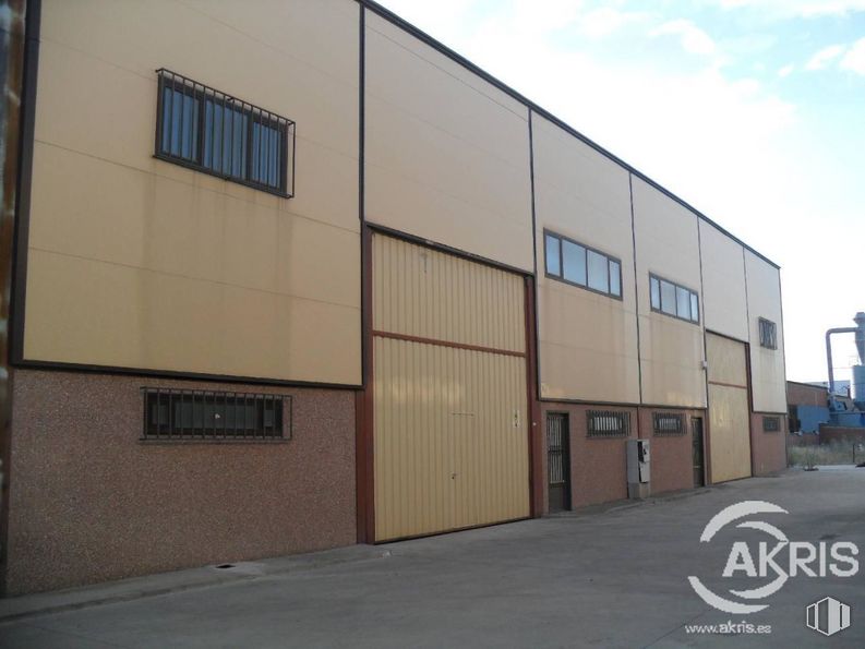 Industrial for sale at Polígono Industrial Mariola, Huecas, Toledo, 45511 with window, sky, cloud, fixture, building, wood, asphalt, facade, commercial building and road surface around