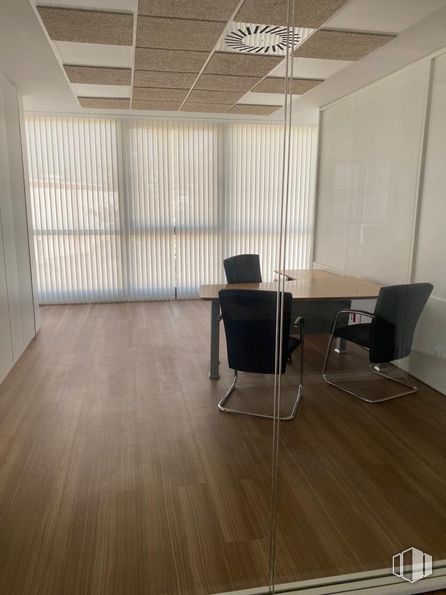 Oficina en alquiler en Edificio 1, Avenida Valdelaparra, 27, Alcobendas, Madrid, 28100 con silla, mesa, mueble, madera, piso, silla de oficina, diseño de interiores, suelo, madera dura y edificio alrededor