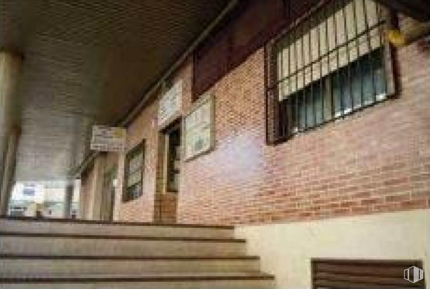 Retail for sale at Calle Doctor Benito Hernando, 16, Guadalajara, 19001 with window, bench, brown, wood, brickwork, brick, fixture, building material, tints and shades and stairs around