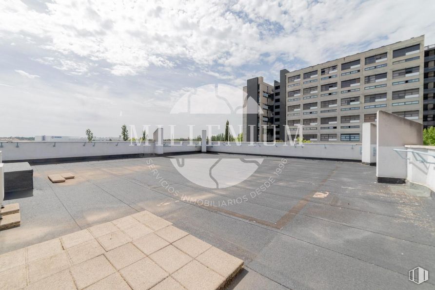 Oficina en alquiler y venta en Avenida Artesanos, 48, Tres Cantos, Madrid, 28760 con edificio, nube, cielo, diseño urbano, superficie de la carretera, suelo, condominio, bloque de pisos, suelos y ciudad alrededor