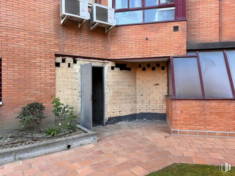 Local en venta en Calle Helen Keller, Getafe, Madrid, 28903 con ventana, planta, puerta, edificio, accesorio, superficie de la carretera, albañilería, ladrillo, madera y material de construcción alrededor