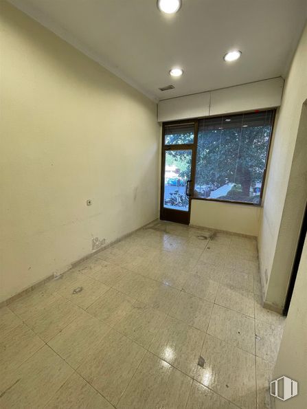 Local en alquiler en Barrio del Pilar, Fuencarral - El Pardo, Madrid, 28029 con ventana, propiedad, madera, interiorismo, televisión, suelos, suelo, hall, puerta y accesorio alrededor