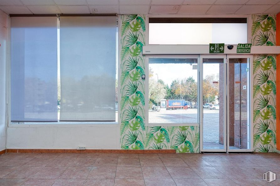 Retail for sale at Avenida Juan Carlos I, 14, Cuenca, 16004 with door, window, glass, shade, window treatment, window covering, paint, palm trees, daylighting and houseplant around