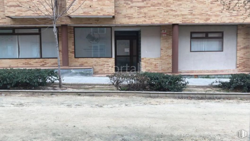 Retail for sale at Calle Juan Gris, 3, San Sebastián de los Reyes, Madrid, 28700 with window, door, house, plant, daytime, building, road surface, asphalt, wood and public space around