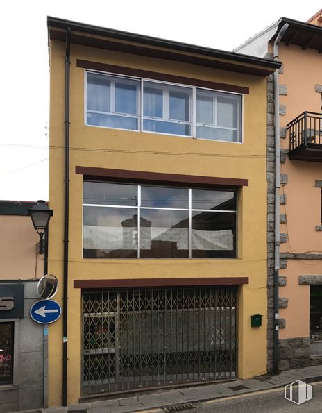 Retail for rent at Calle Carmen, 13, Cercedilla, Madrid, 28470 with window, building, wood, sky, fixture, brick, shade, residential area, real estate and facade around